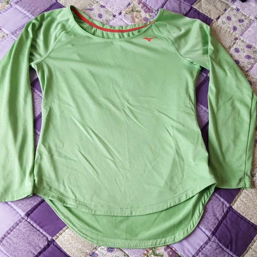 Mizuno women's performance shirt size small,  EUC